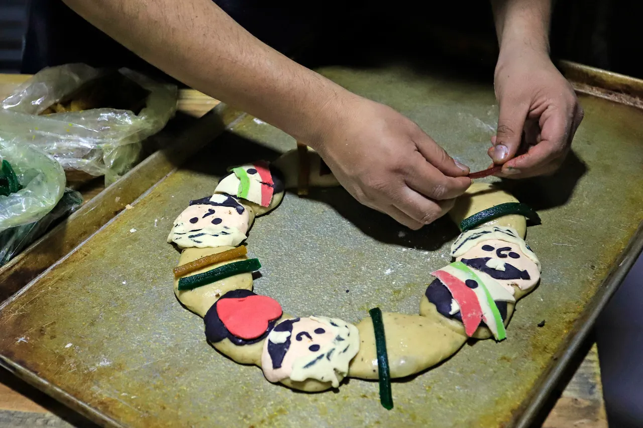 Panaderos mexicanos crean roscas de reyes con la imagen de López Obrador
