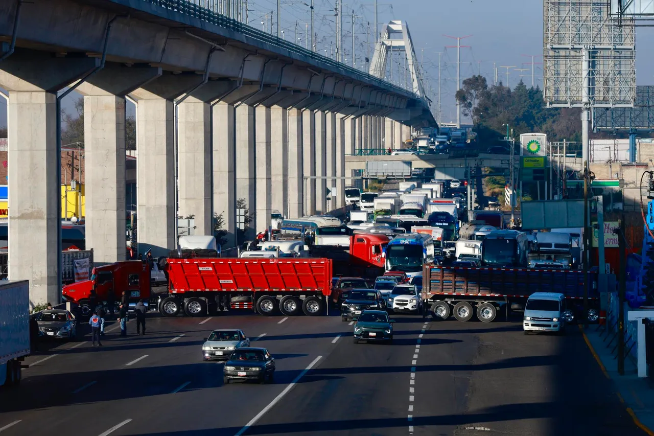 Gobierno de México afirma que no existe razón para que transportistas cierren carreteras