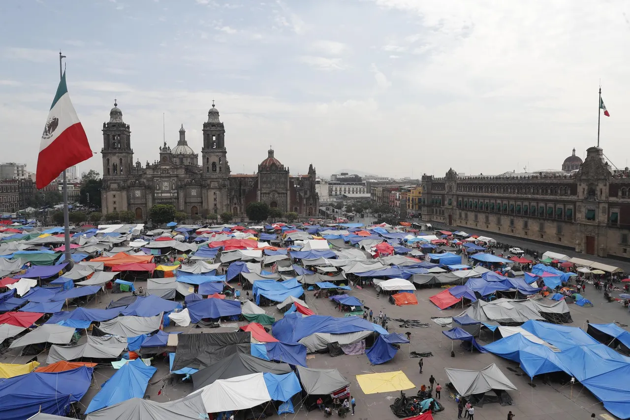 Gobierno mexicano llama a maestros al diálogo y a retomar clases para cerrar ciclo escolar