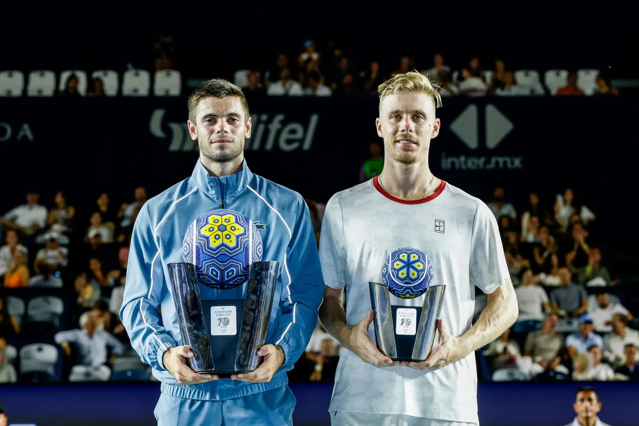 Arthur Gea de Francia sostiene el trofeo de campeón junto a Denis Shapovalov de Canadá este sábado