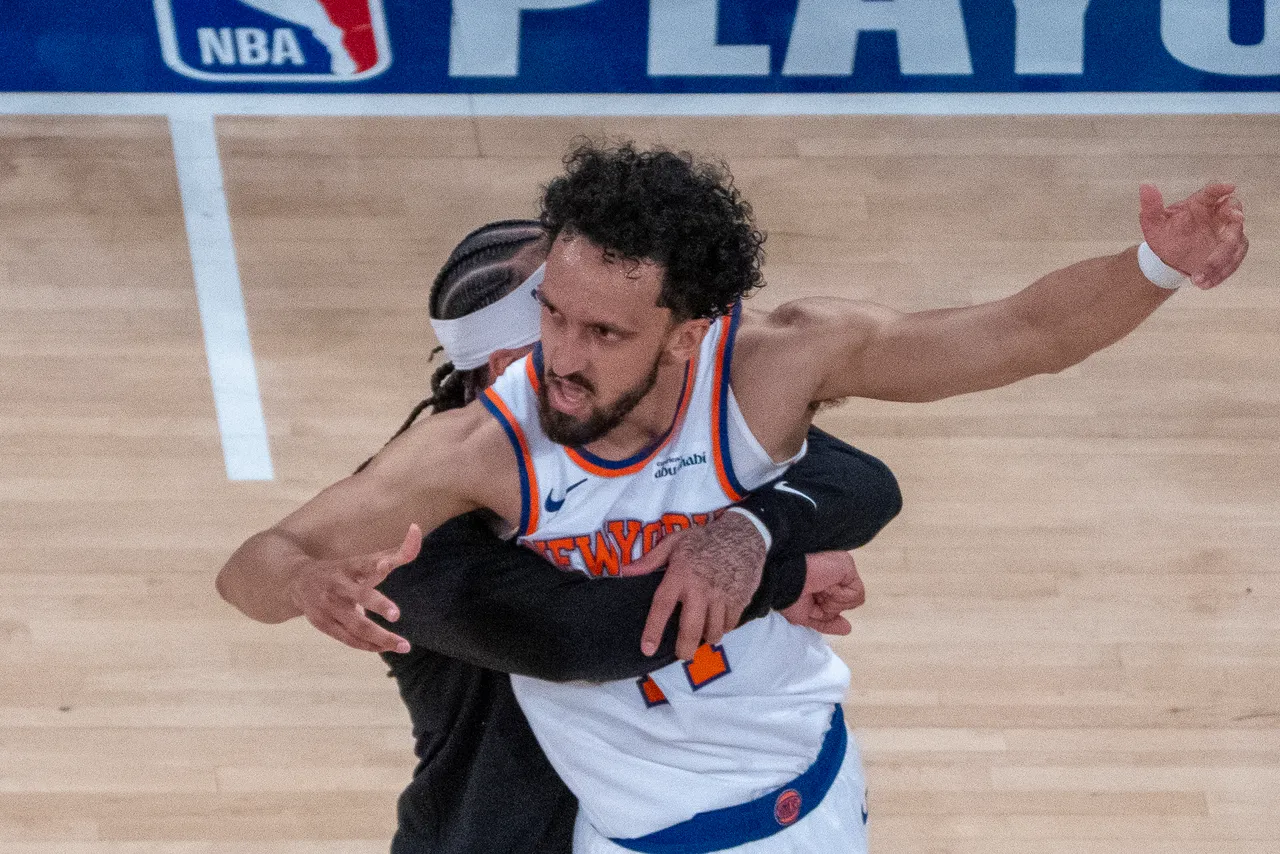 Los New York Knicks remontaron este martes 22 puntos de desventaja en el cuarto período y triunfaron por 115-104 en la prórroga contra los Cleveland Cavaliers