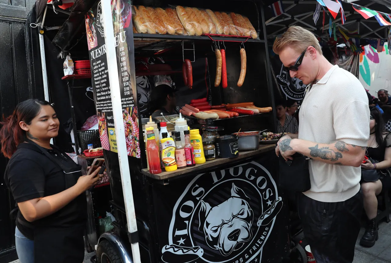 Mercado mexicano La Lagunilla recibe el Mundial entre menús en inglés y décadas de folclor
