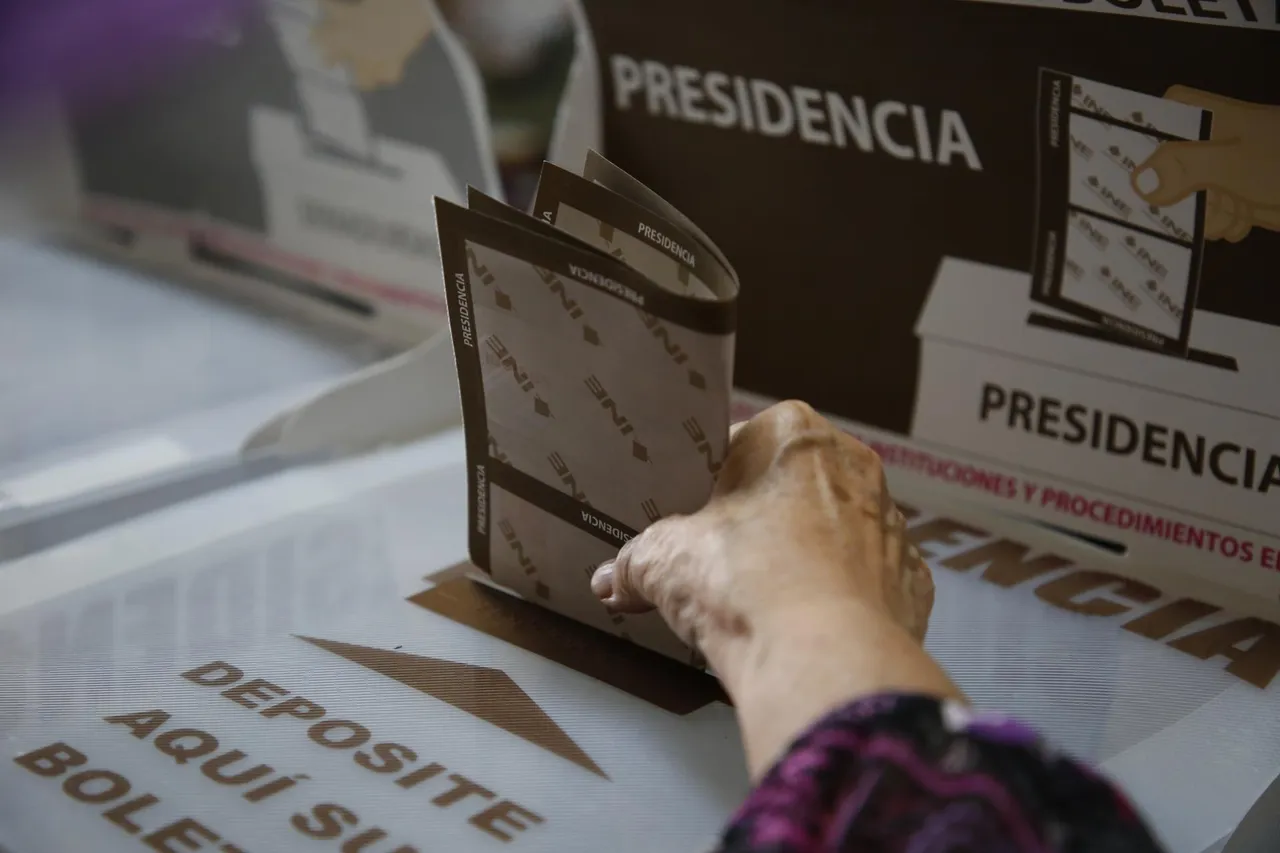 Los mexicanos votan desde temprano con la expectativa de una elección histórica