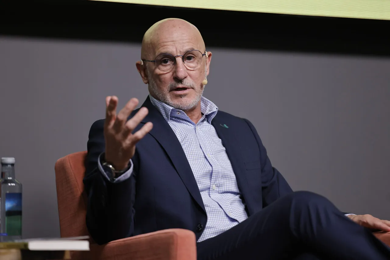 Luis de la Fuente presenta su autobiografía titulada &#8216;La Vida se entrena cada día&#8217;