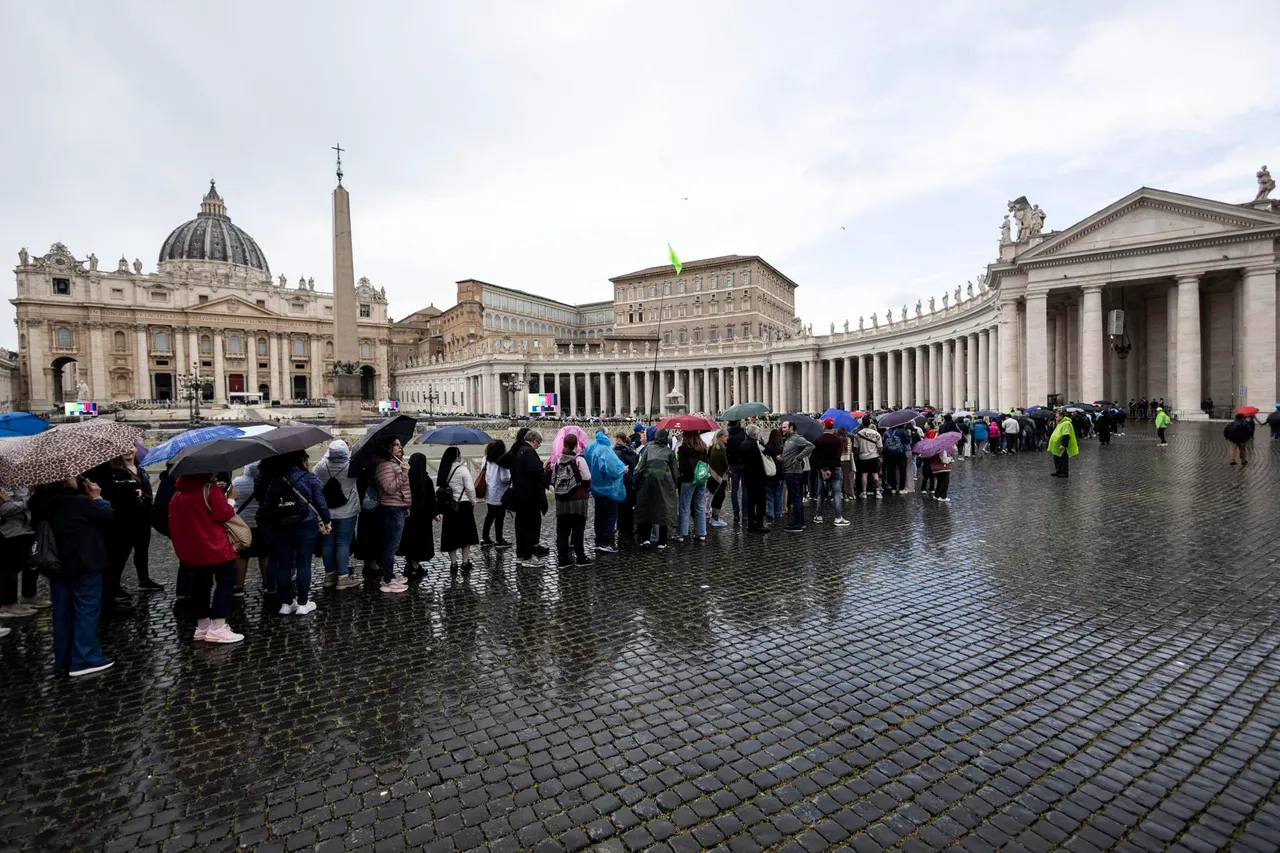 Mourners view Pope Francis&#8217; open casket at St. Peter&#8217;s Basilica