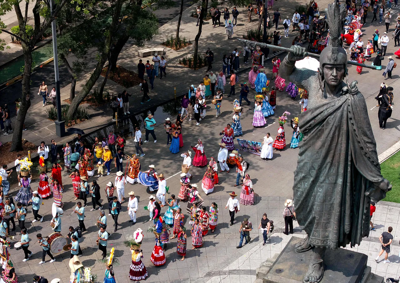 Miles de indígenas toman las calles de la Ciudad de México con cultura y demandas