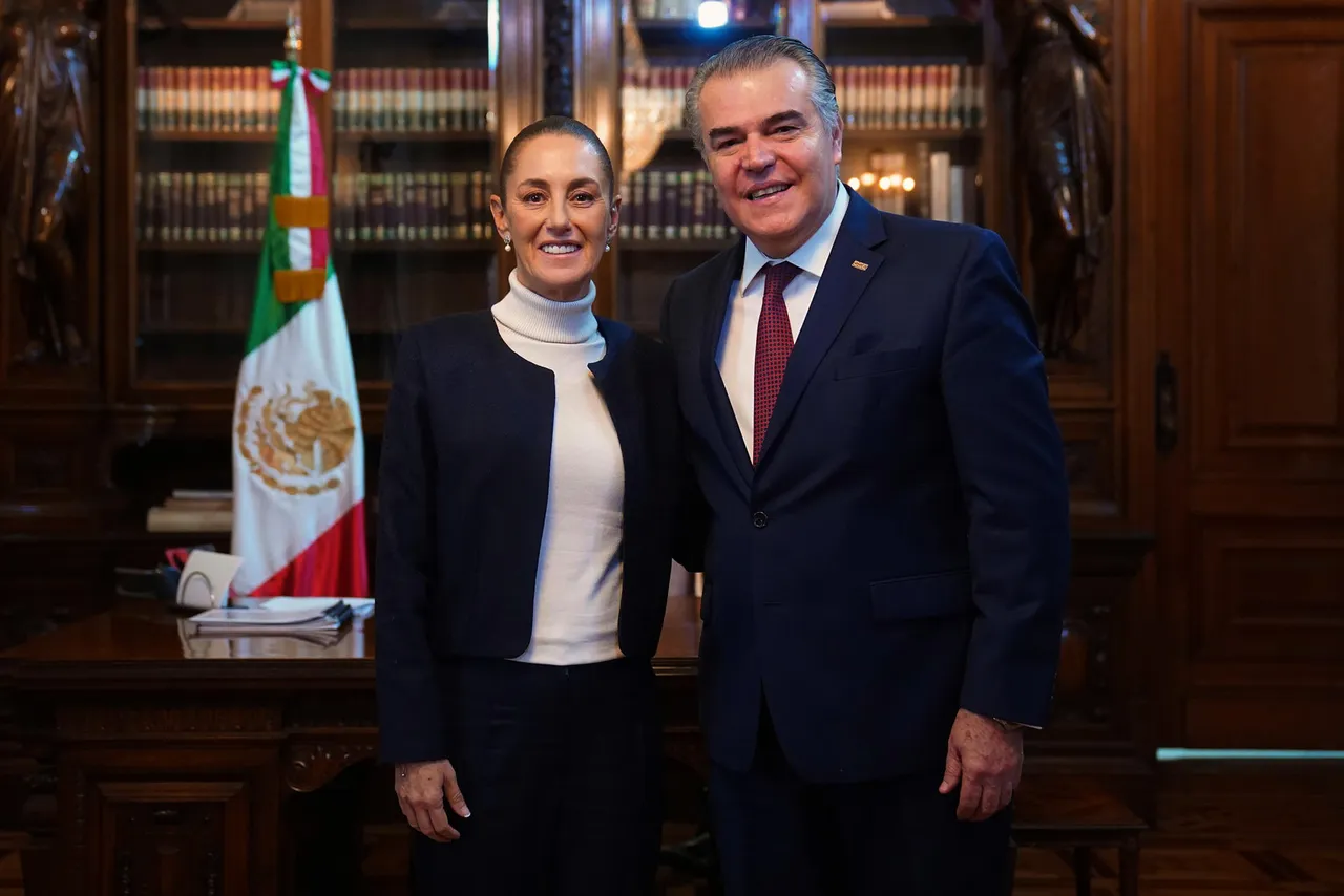 Sheinbaum dialoga con el líder de la cúpula empresarial mexicana sobre inversiones