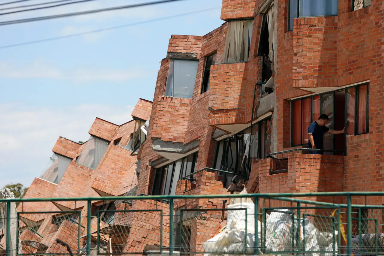 Moody’s advierte que el terremoto en Colombia podría afectar exportaciones, cadenas de suministro, gasto fiscal y bancos.