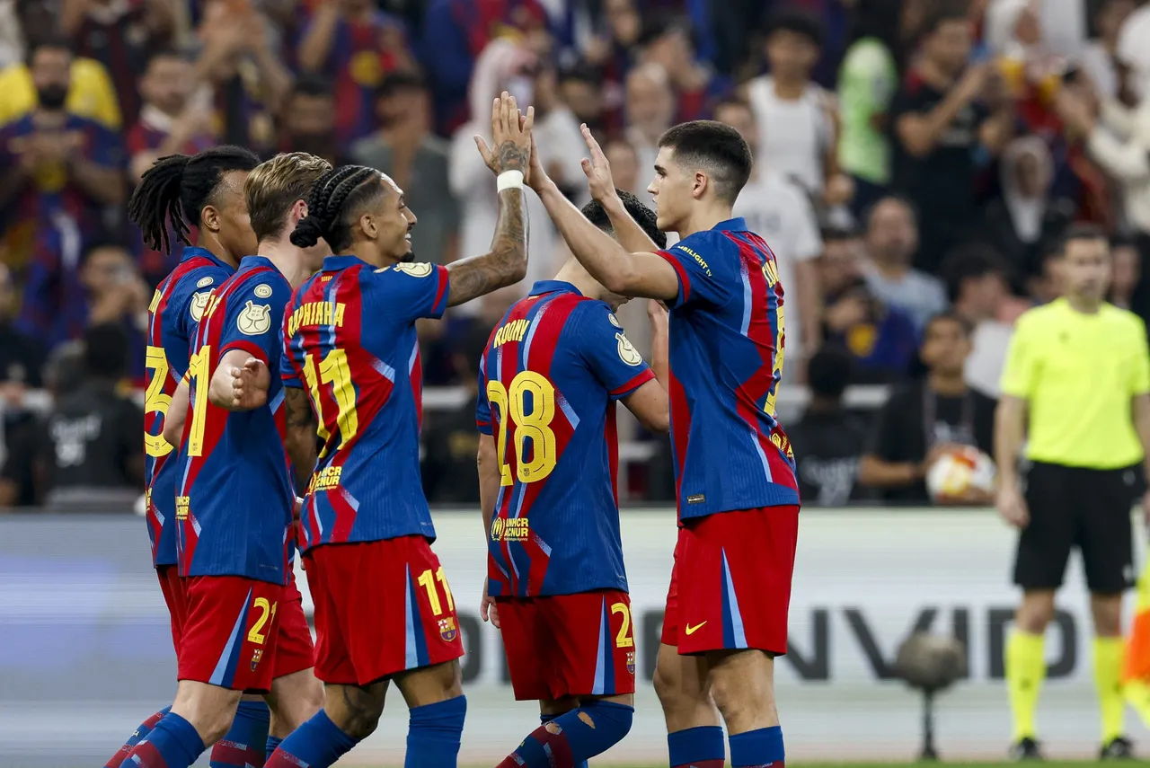os jugadores del FC Barcelona celebran el quinto gol del equipo blaugrana durante el partido de la Supercopa