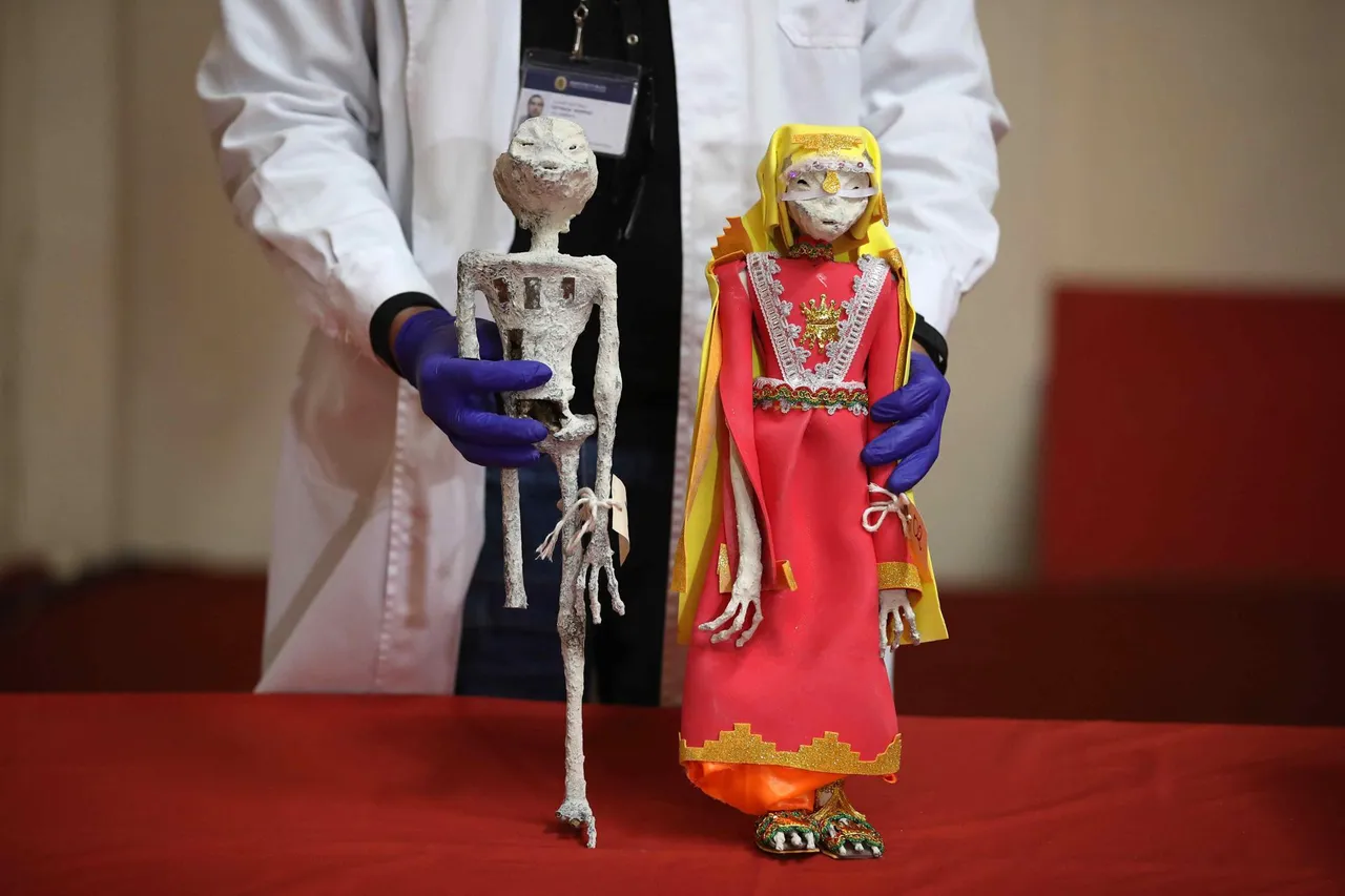 Perú tilda de fraude supuestas momias de extraterrestres que iban a ser enviadas a México