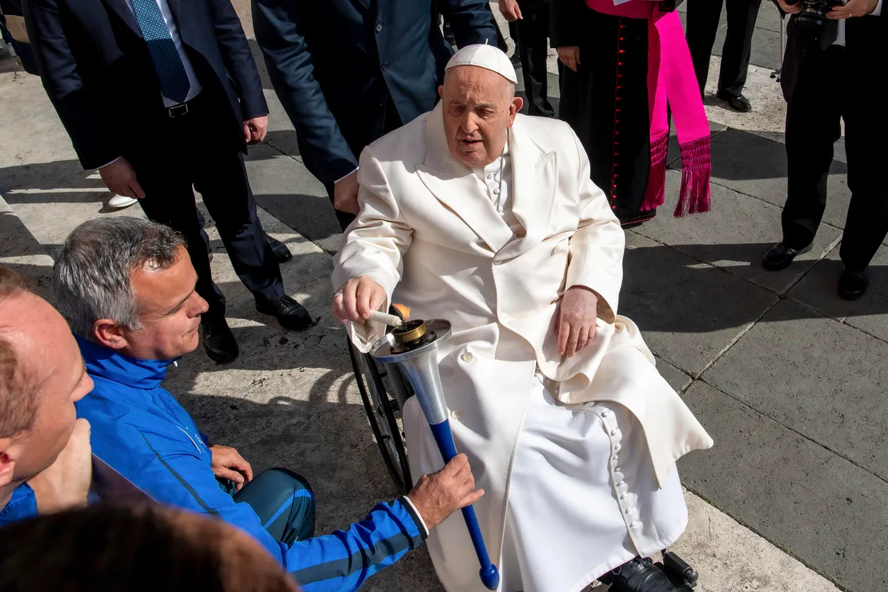 El papa enciende la antorcha que da inicio a una &#8220;carrera de la paz&#8221; por Europa
