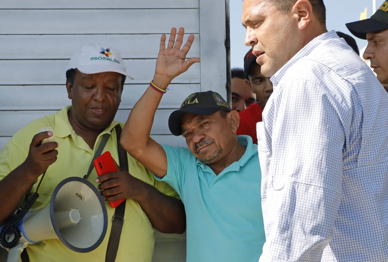 El padre del futbolista colombiano Luis Díaz regresa a su casa aclamado por su pueblo