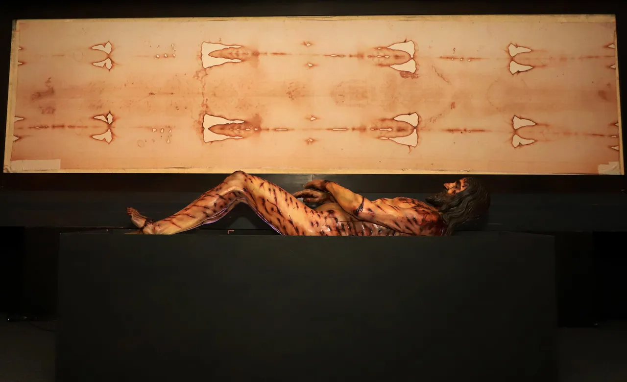 Muestra historiográfica de Jesucristo exhibe una réplica de la Sábana Santa en México