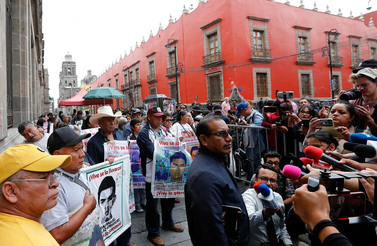Los padres de Ayotzinapa rompen diálogo con López Obrador sin avances en el caso
