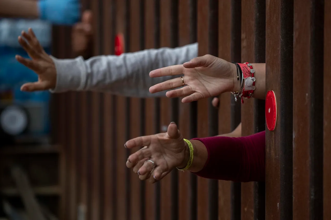 MURO MIGRANTES FRONTERA