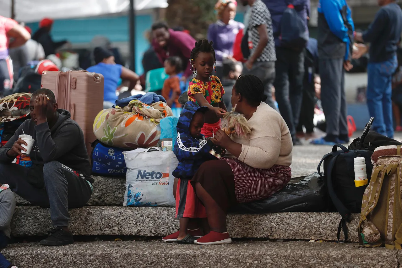 Migrantes se mantienen en campamento de la Ciudad de México pese a intento de desalojo