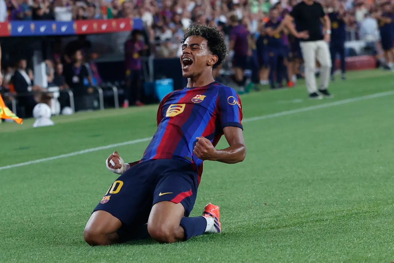  El delantero del FC Barcelona Lamine Yamal celebra su gol, segundo gol del equipo blaugrana, en el partido de la tercera jornada de LaLiga que FC Barcelona y Rayo Vallecano