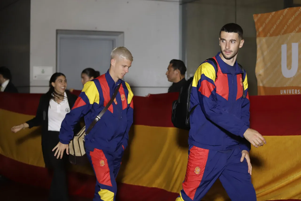La selección de España de fútbol aterrizó este domingo en Puebla, centro de México, para jugar el lunes un partido amistoso contra Perú, el último de preparación