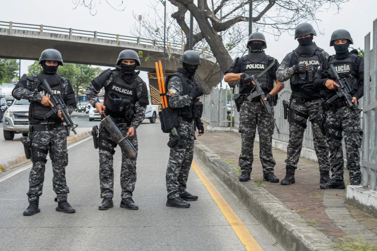Policía ingresa a canal de ocupado por hombres armados y detiene a varios individuos