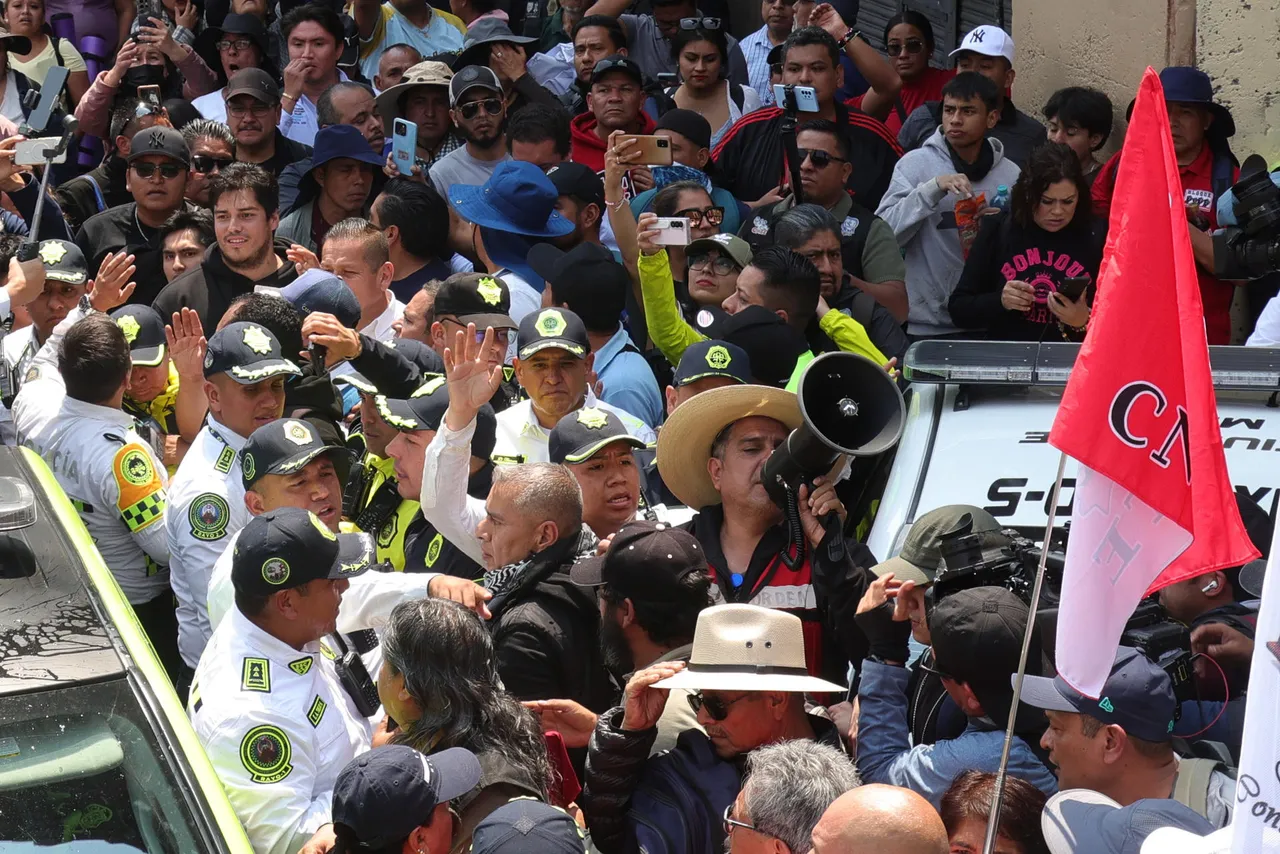 Sección 22 va por el aeropuerto de Oaxaca; magisterio anuncia cerco y bloqueos este viernes