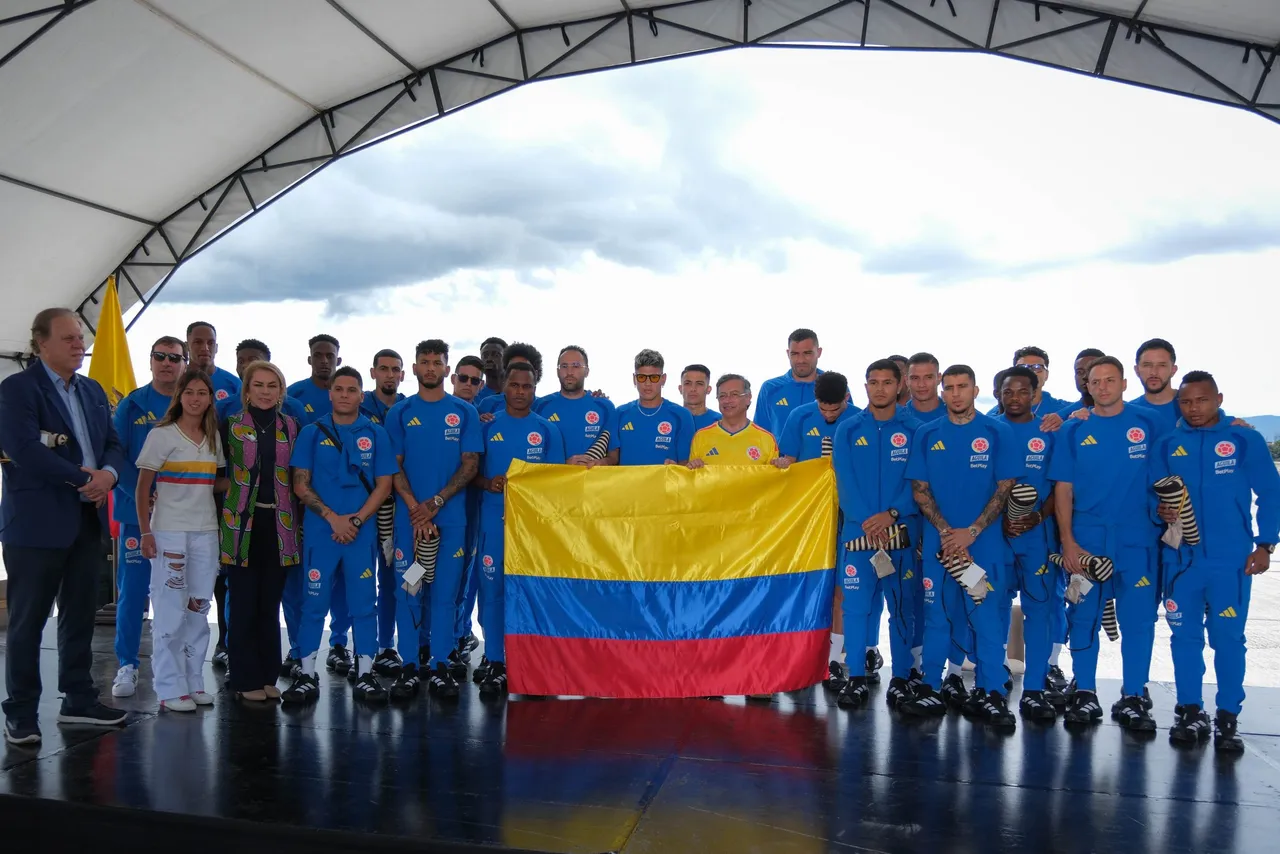 Petro entrega la bandera de Colombia a la selección de fútbol antes del Mundial