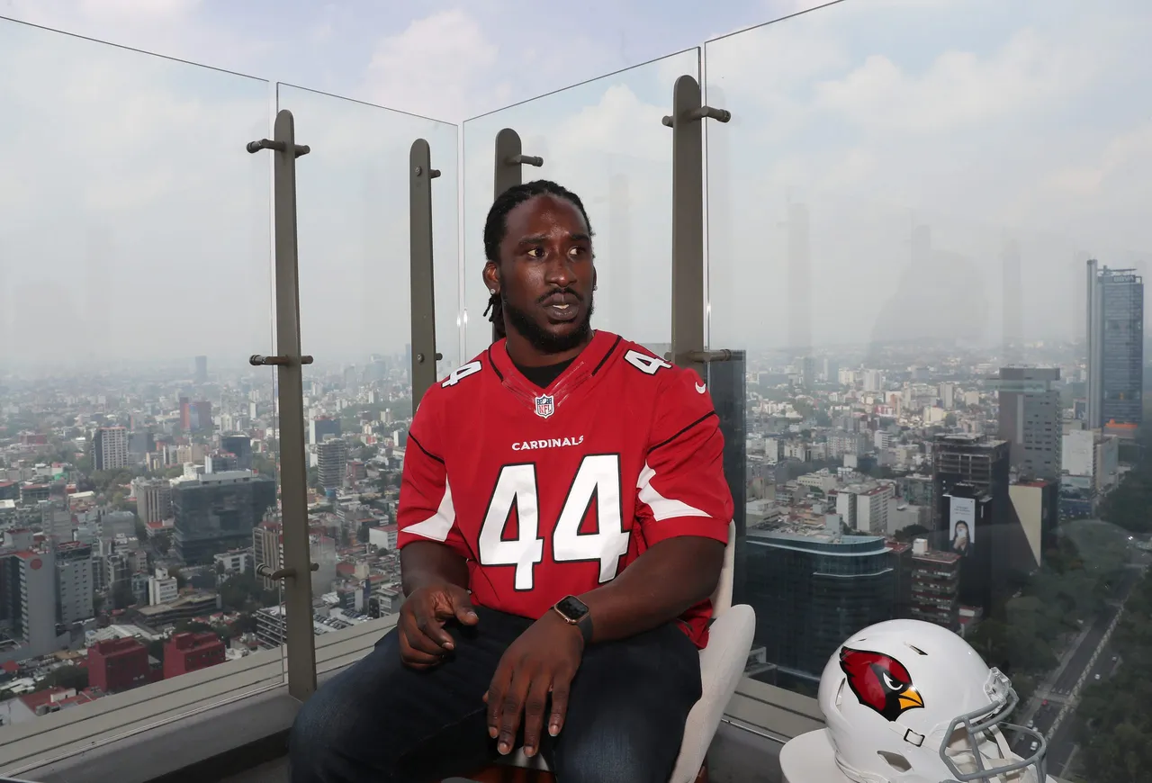 El mariscal Markus Golden, asombrado con pasión en México por la NFL