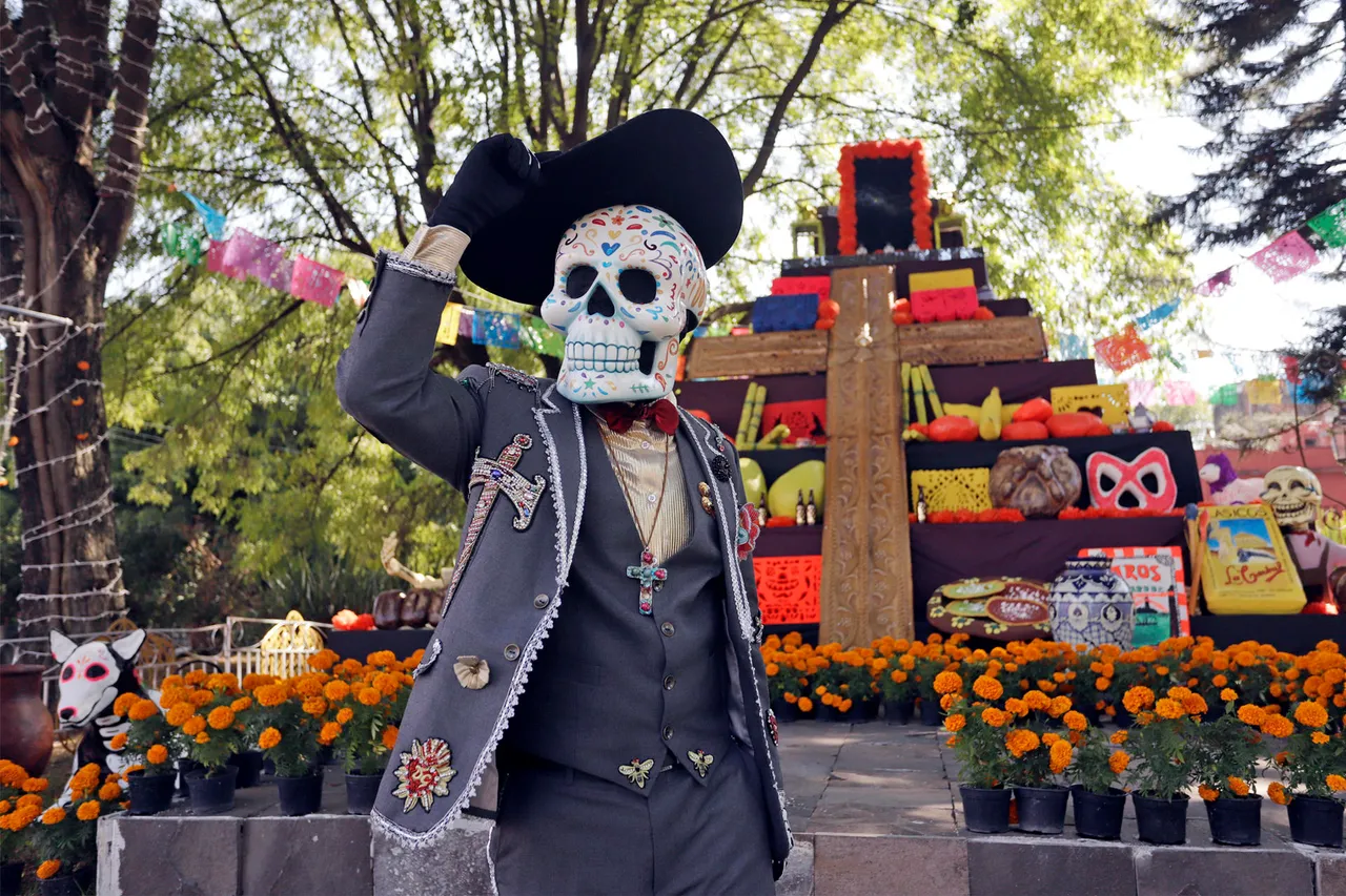 Mexicanos comienzan a colocar enormes altares para celebrar el Día de Muertos