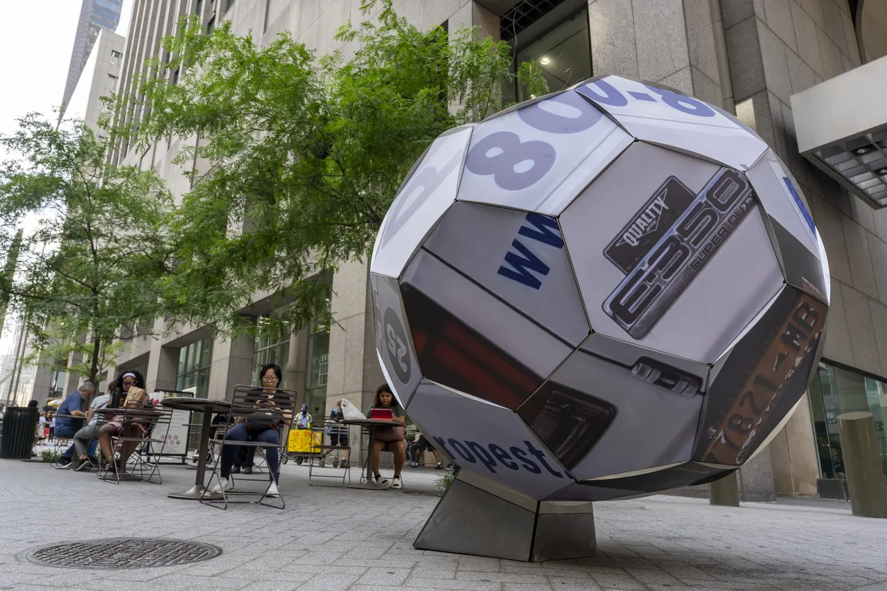Esculturas de balones en las calles de Nueva York y Nueva Jersey dan bienvenida al Mundial