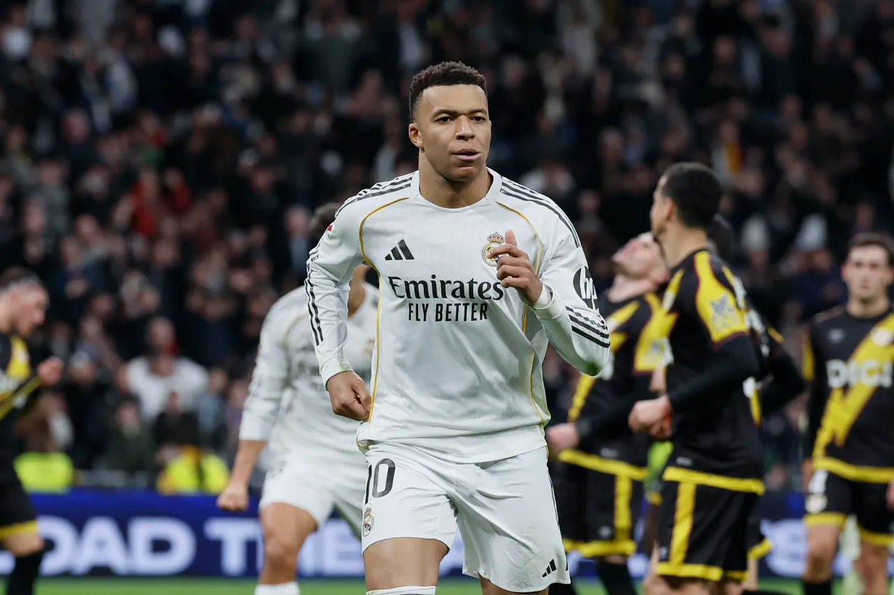 El francés Kylian Mbappé no ha entrado en la convocatoria del Real Madrid para la visita al FC Barcelona este domingo al no estar recuperado por completo