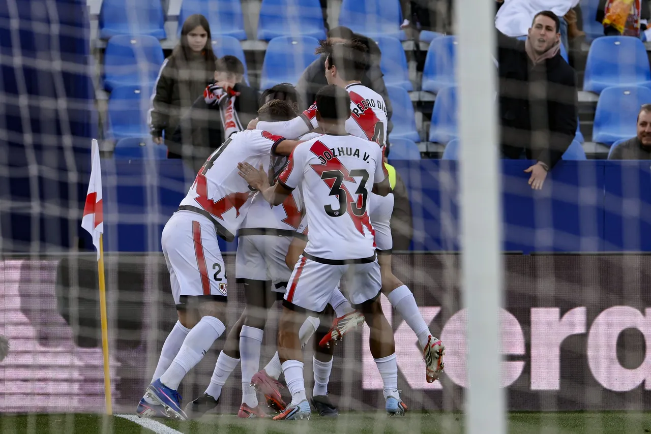 Los jugadores del Rayo Vallecano celebran su tercer gol durante el partido de la jornada 24