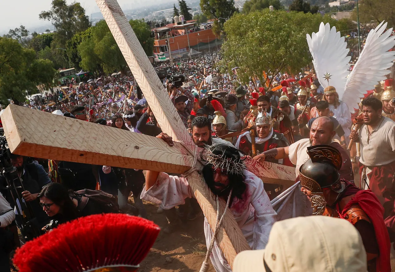Iztapalapa celebra viacrusis azotada por el calor y falta de agua, pero amparada en la fe