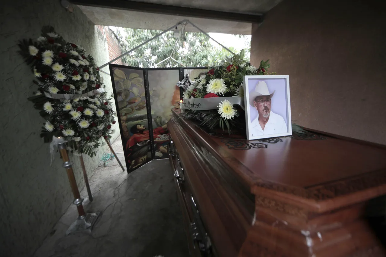 Velatorio del líder de autodefensa Hipólito Mora en el occidente de México