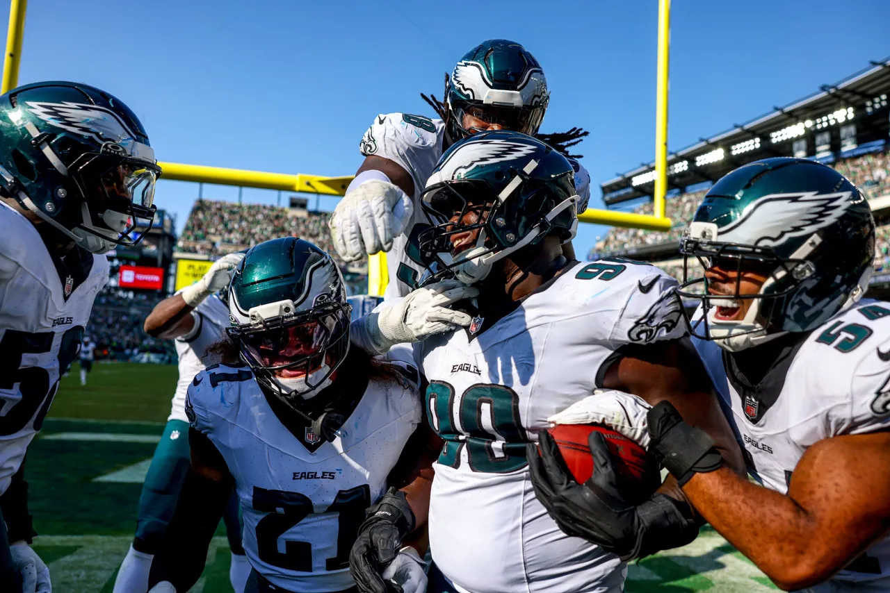 Jalen Hurts lideró este domingo una remontada de 19 puntos de los campeones Philadelphia Eagles, que derrotaron por 33-26 a Los Angeles