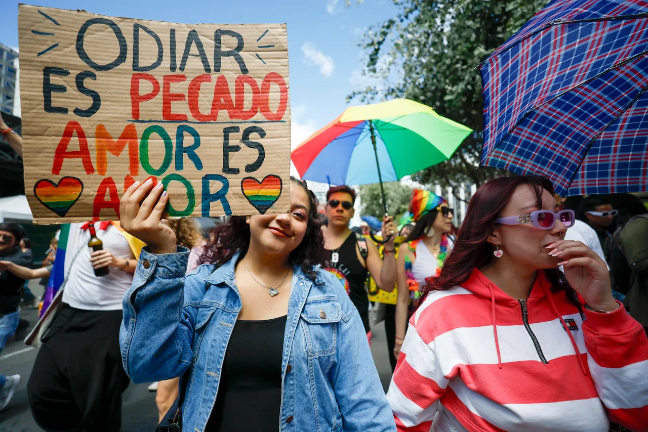 Marchas del Orgullo reúnen a miles en Paraguay, Panamá y Ecuador para exigir más derechos