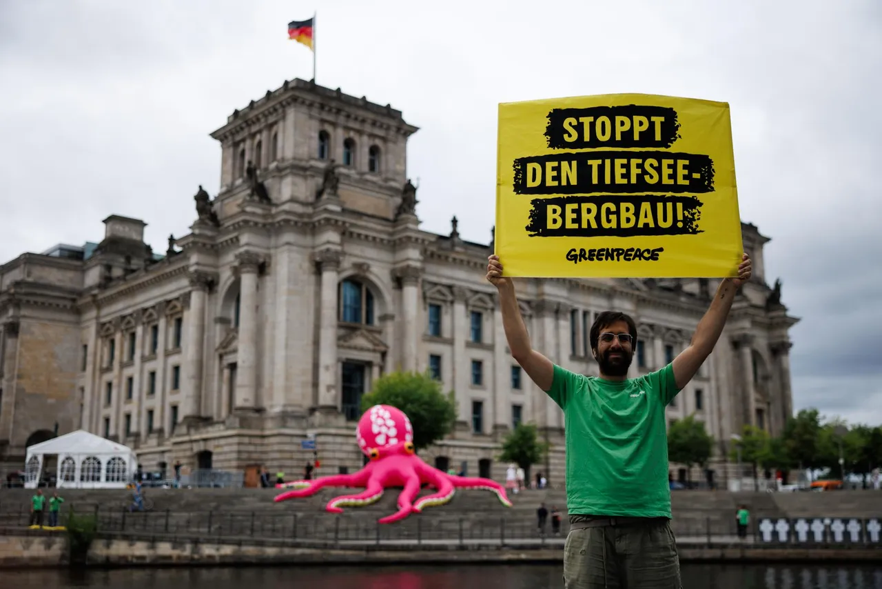 Activistas de Greenpeace protestan en Berlín antes de la conferencia de la Autoridad Internacional de los Fondos Marinos (ISA) en Jamaica