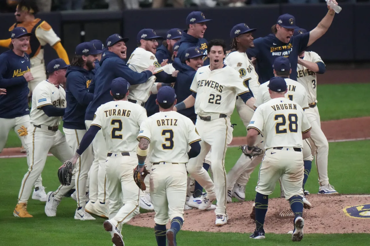 Tras cinco eliminaciones seguidas en su serie inaugural de postemporada desde 2019, los Cerveceros de Milwaukee lograron por fin