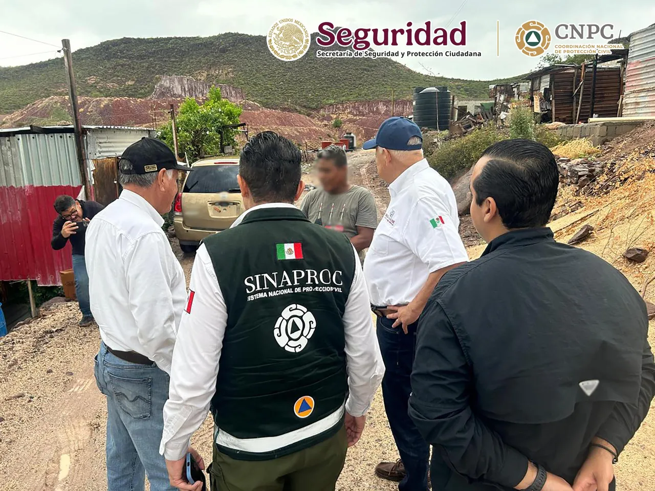 Elementos de Protección Civil en Baja California Sur tras el paso de la tormenta Lorena