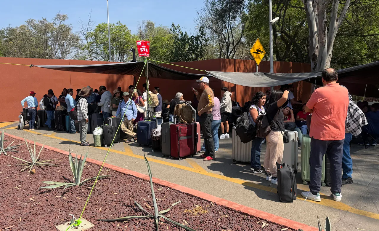 Maestros mexicanos escalan protestas en la capital y toman el aeropuerto de Oaxaca