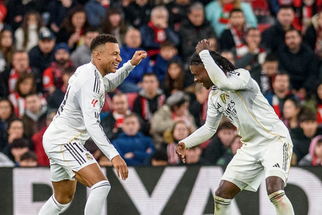 El delantero francés del Real Madrid Kylian Mbappé (izda) celebra con Eduardo Camavinga el 0-3