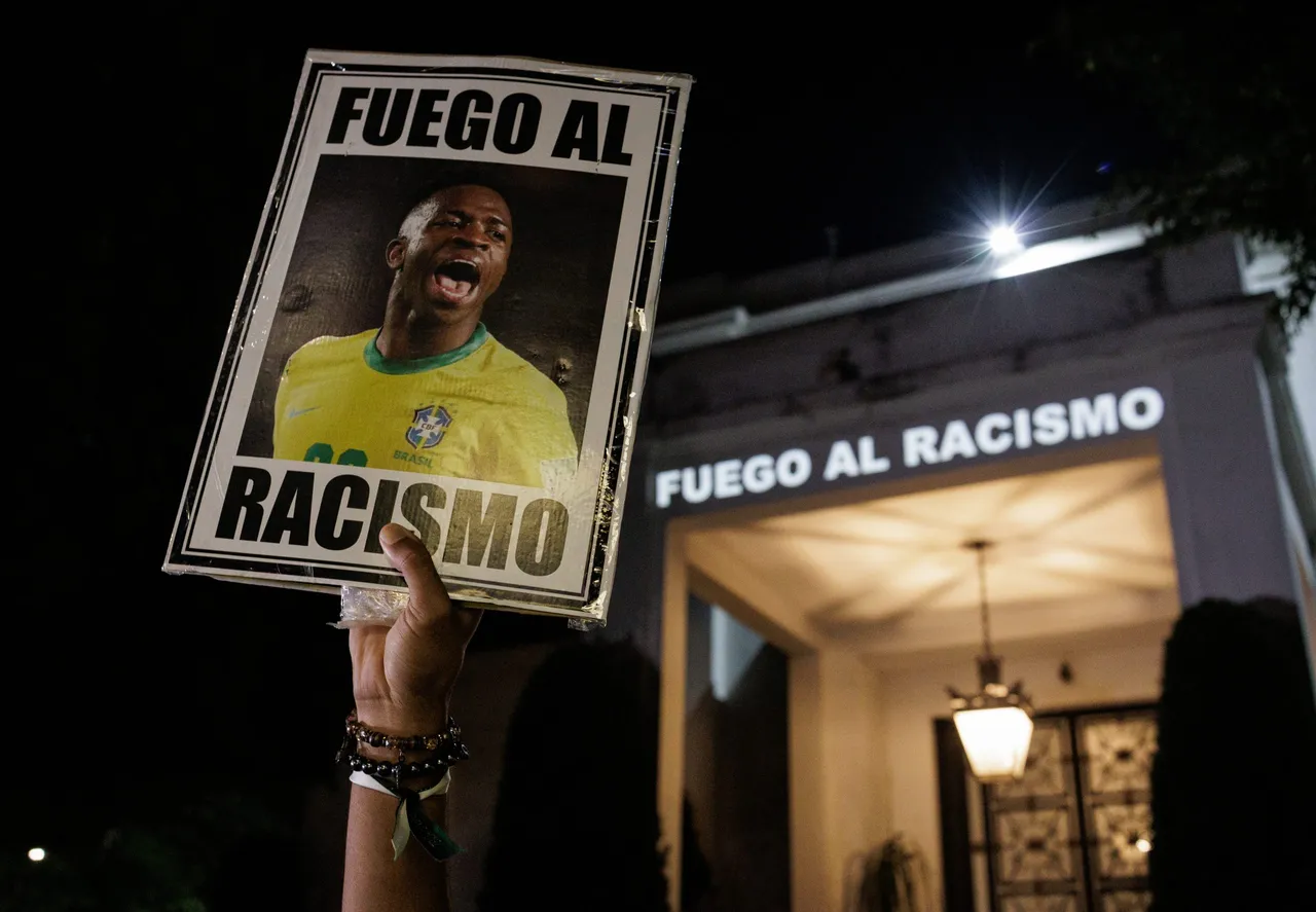 Manifestantes protestan frente al consulado general de España contra los ataques racistas a Vinicius Jr.