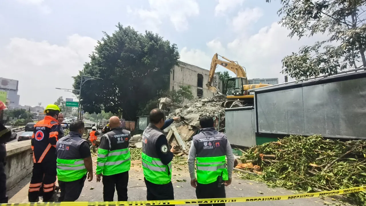 Colapsa edificio en demolición sobre Viaducto Miguel Alemán; no hay personas atrapadas