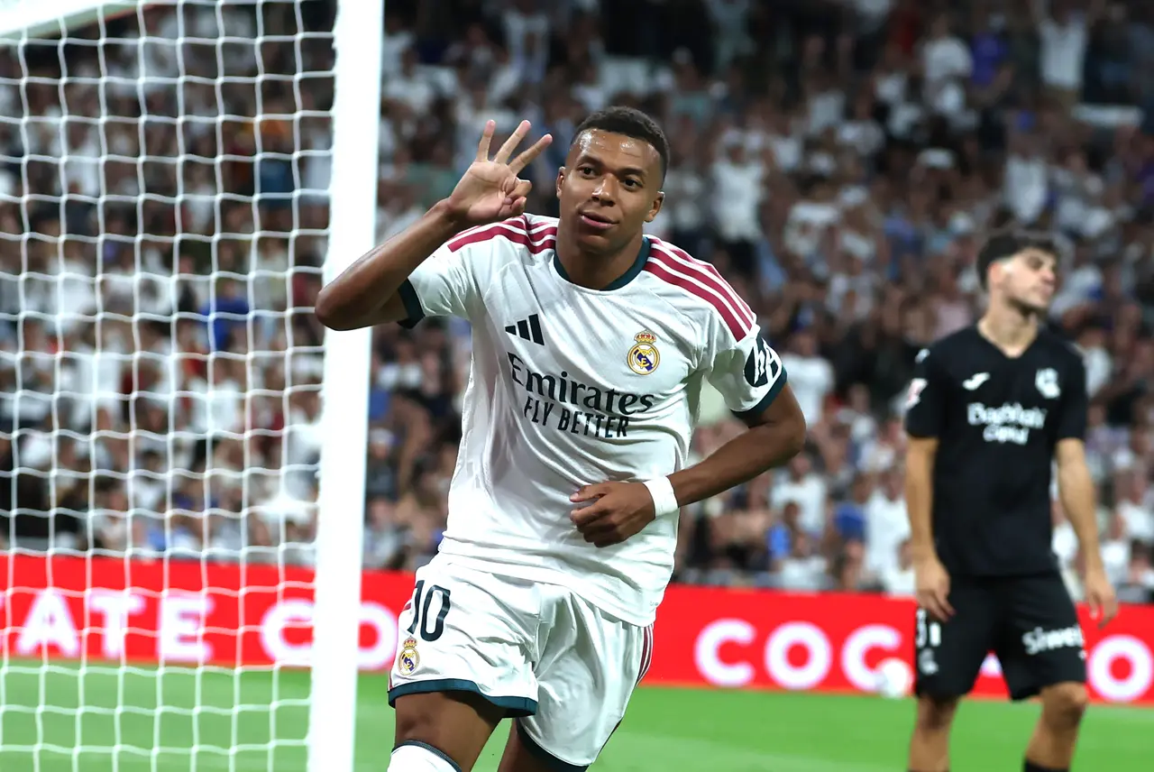  El delantero francés del Real Madrid Kylian Mbappé celebra su tercer gol durante el encuentro correspondiente a la primera jornada de LaLiga que Real Madrid