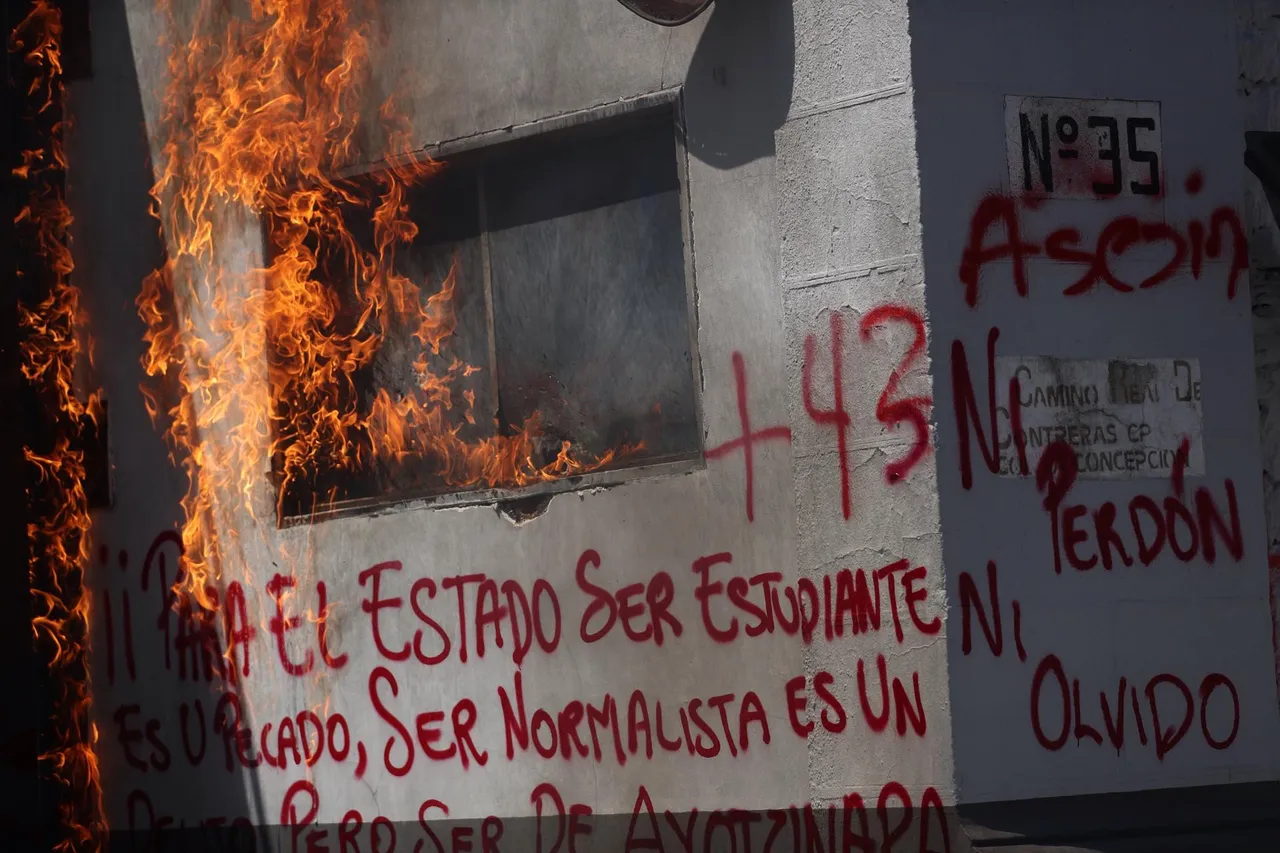 Estudiantes de Ayotzinapa protestan frente al Centro Nacional de Inteligencia de México