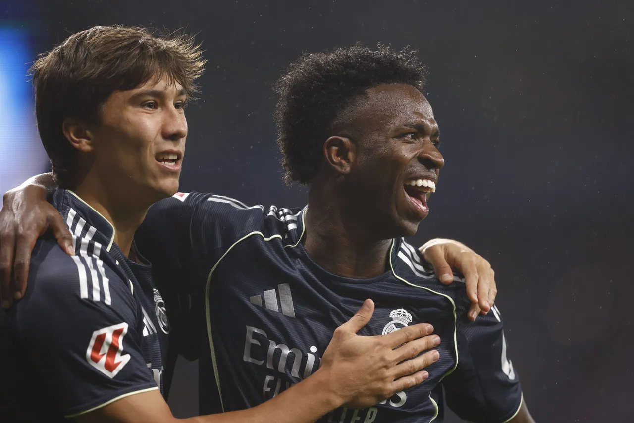 El delantero del Real Madrid Vinicius Junior (d), celebra tras marcar el 0-2, durante el partido de LaLiga