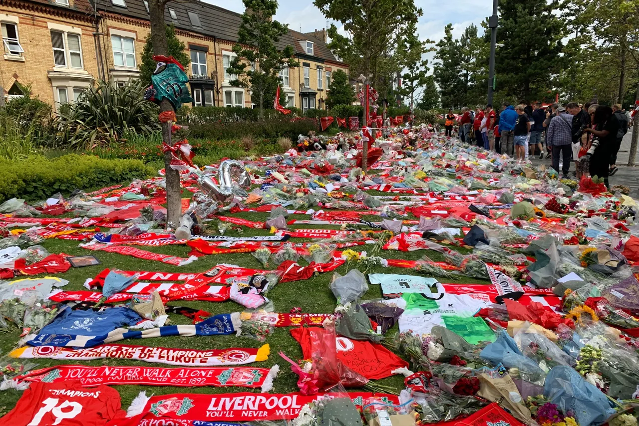 Los aledaños de Anfield se convierten en un altar improvisado de aficionados del Liverpool donde lloran la desaparición de Diogo Jota