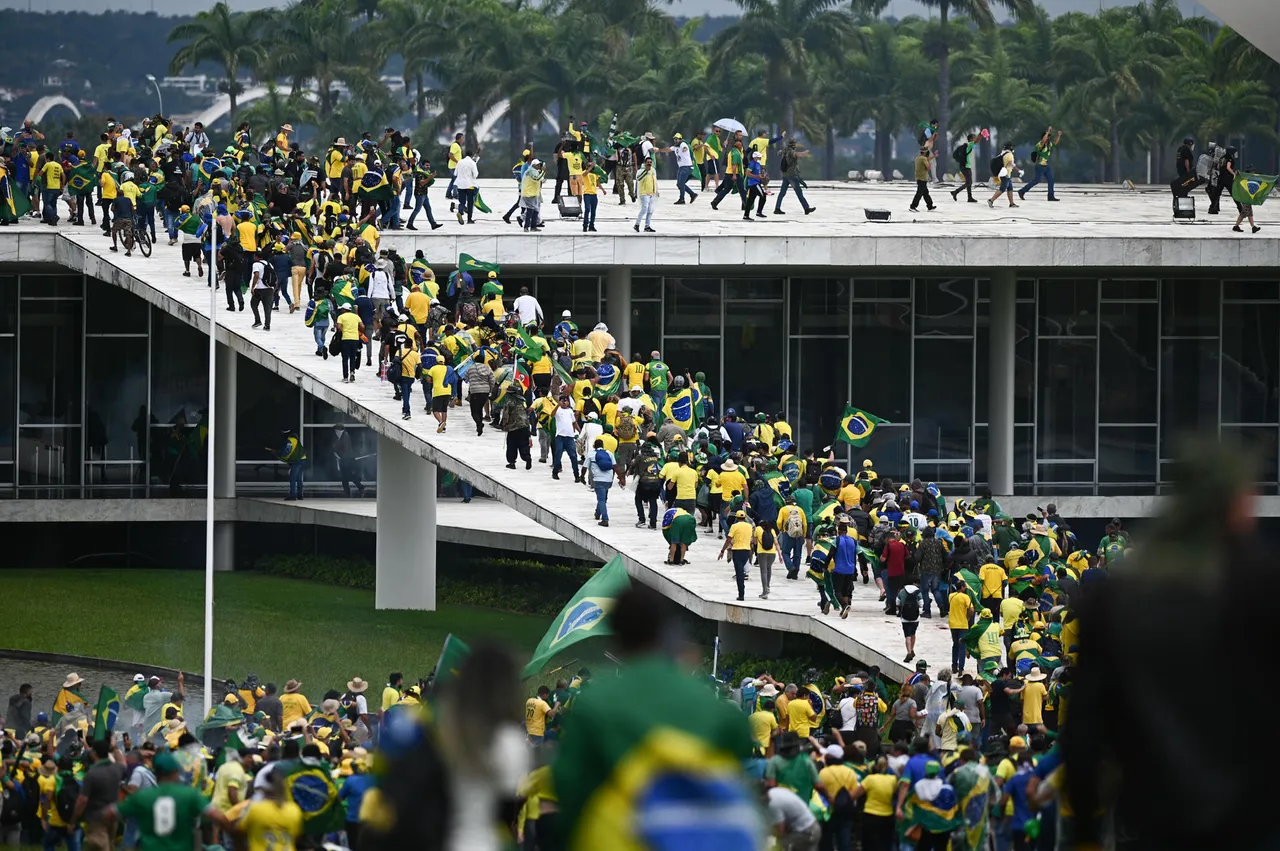 Manifestantes invaden sede del poder y la Presidencia de la República en Brasil.