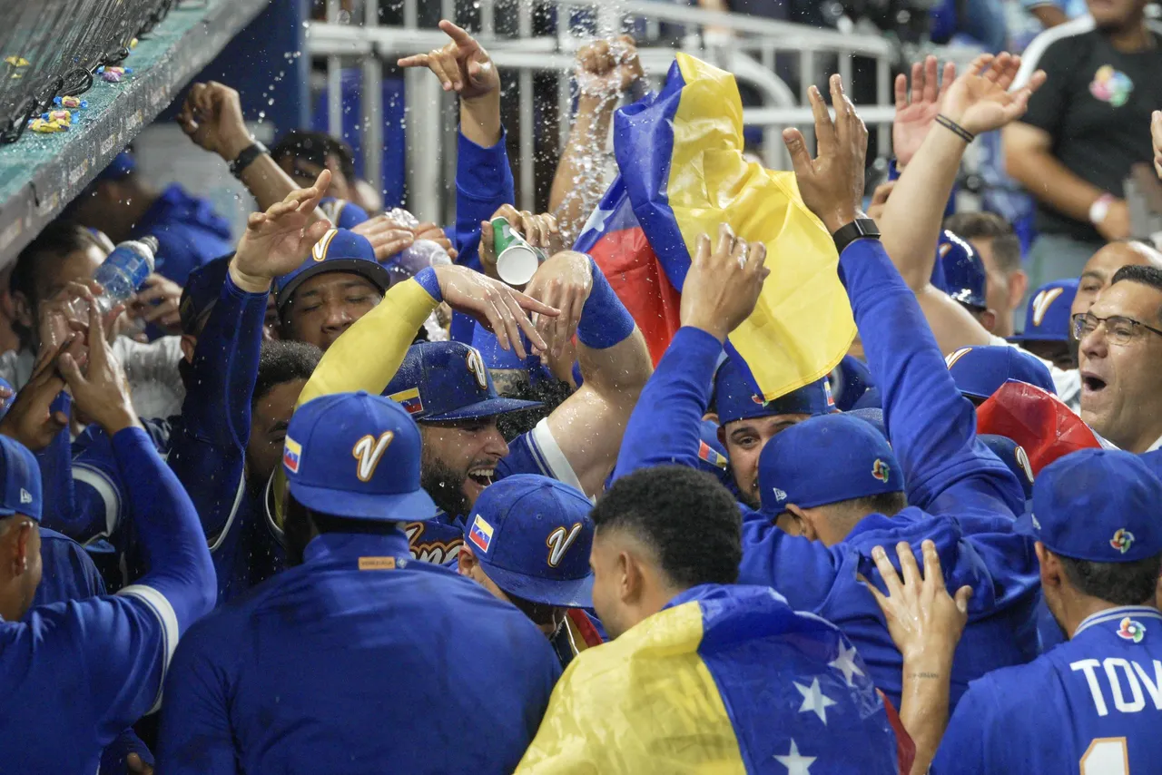 Jugadores de Venezuela celebran tras ganar este lunes, un partido del Clásico Mundial