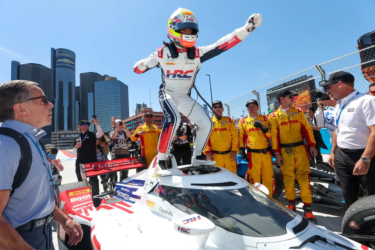 Fotografía cedida por IndyCar donde aparece el piloto español Álex Palou (c), de la escuadra Chip Ganassi