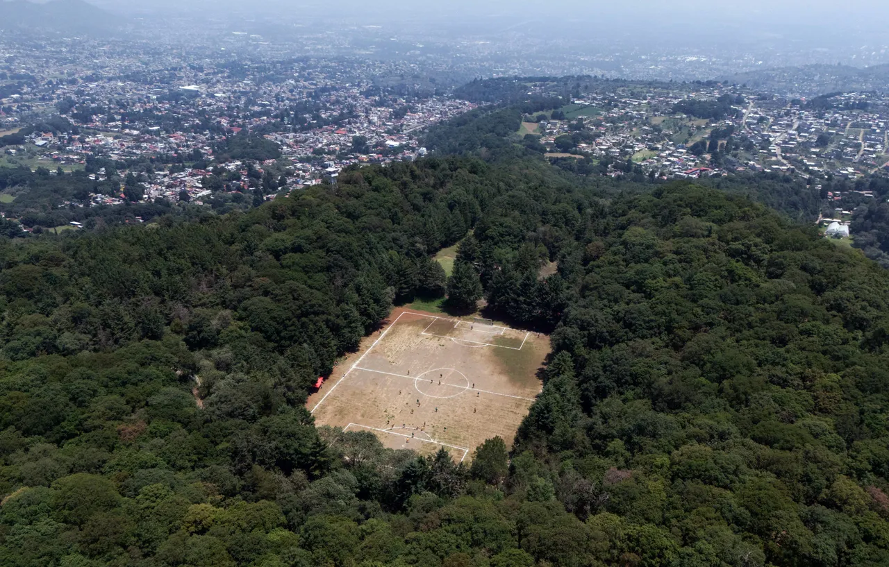 La cancha de fútbol que resiste dentro de un antiguo volcán en el sur de Ciudad de México