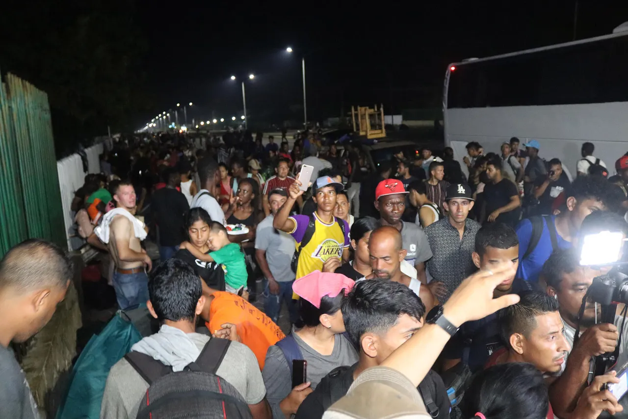 Migrantes protestan en la frontera sur de México tras la suspensión de permisos
